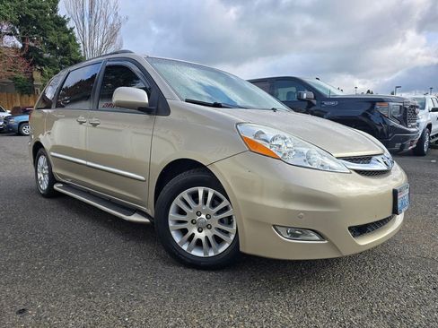 Used 2010 Toyota Sienna XLE image 37