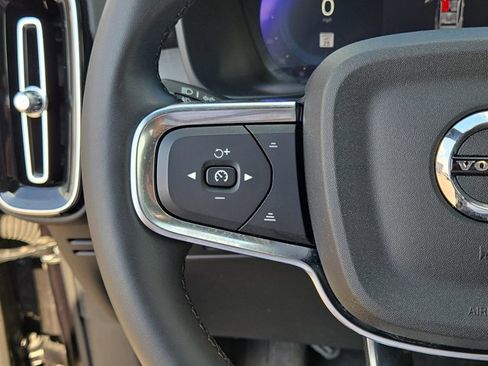 Used 2024 Volvo XC40 B5 Core image 24