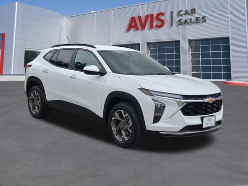 Used 2025 Chevrolet Trax LT w/ LT Convenience Package FWD image 3