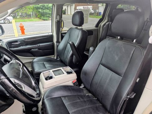 Used 2016 Chrysler Town & Country Touring-L FWD image 10