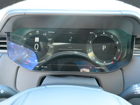 Used 2025 Land Rover Range Rover Long Wheelbase Autobiography image 24