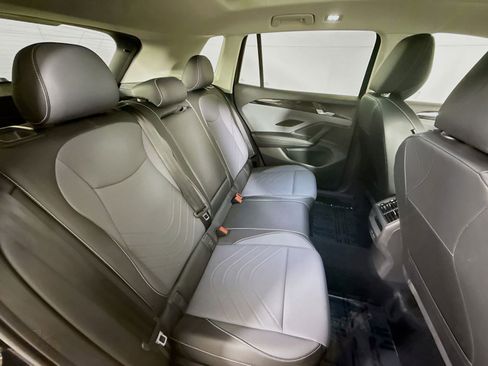 Used 2025 Volkswagen Tiguan SE w/ Panoramic Sunroof Package image 24