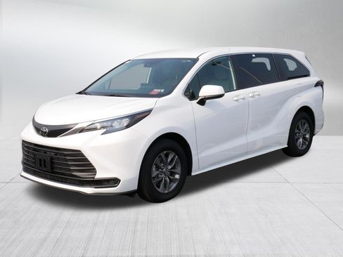 Certified 2026 Toyota Sienna LE FWD image 3