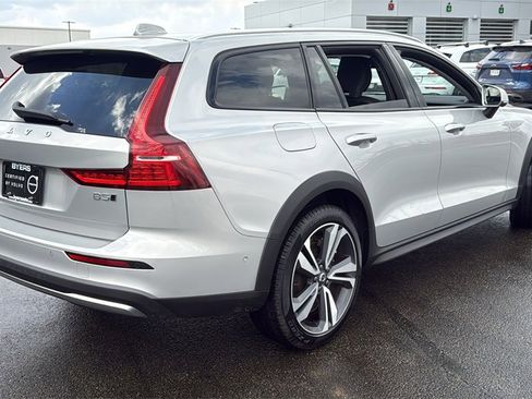 Certified 2025 Volvo V60 B5 Cross Country Plus image 3