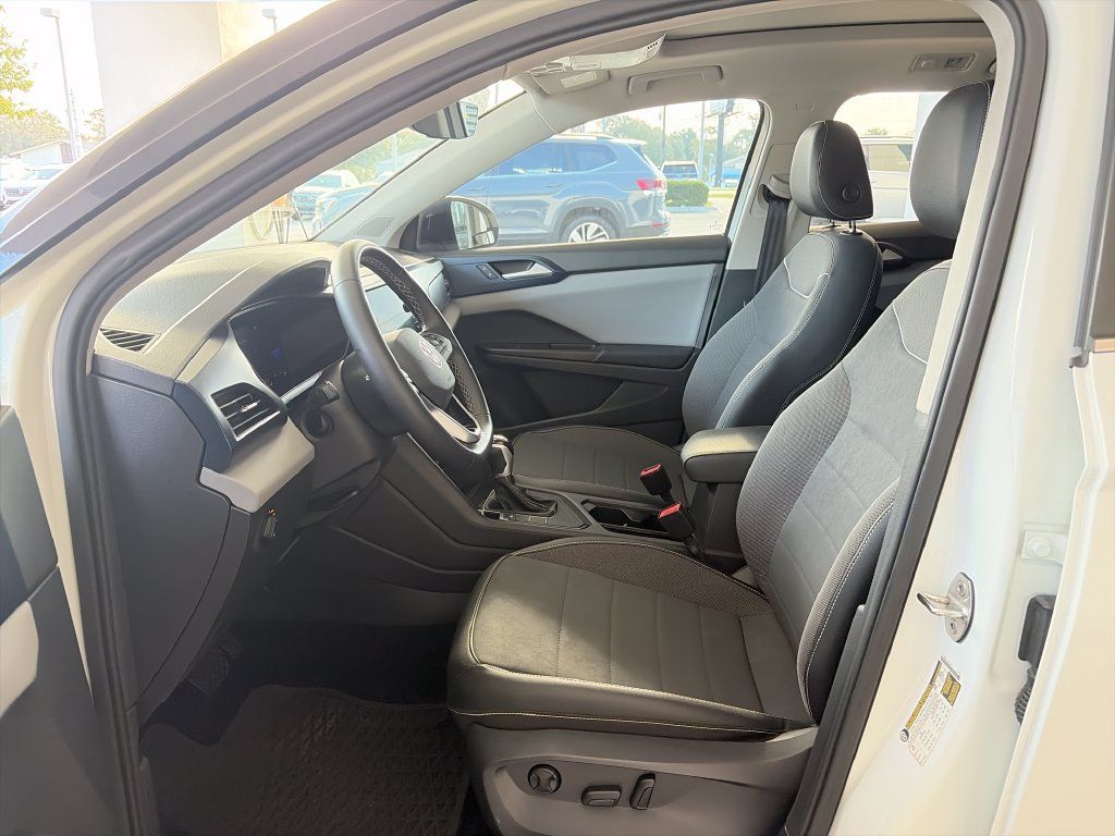 Certified 2023 Volkswagen Taos SE w/ Panoramic Sunroof Package FWD image 9