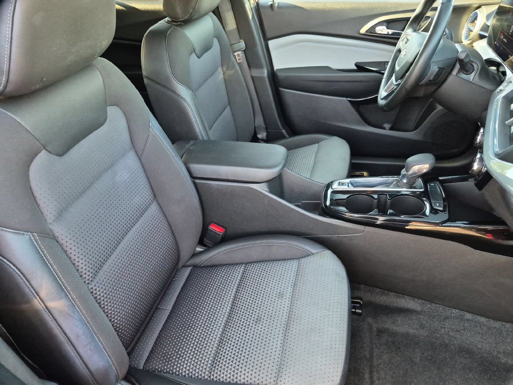 Used 2025 Chevrolet Trax LT w/ LT Convenience Package FWD image 31