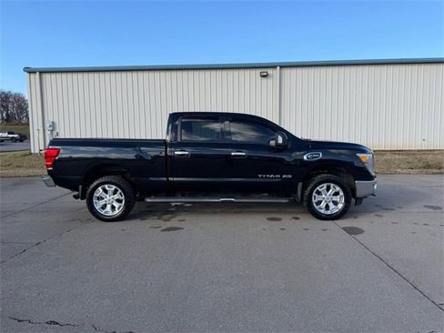 Used 2016 Nissan Titan SV image 2