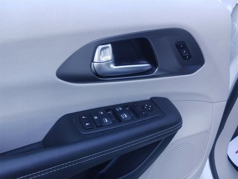 Used 2024 Chrysler Pacifica Touring-L image 29