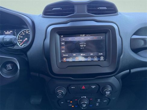 Used 2018 Jeep Renegade Latitude w/ Popular Equipment Group image 19