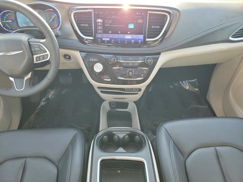 Used 2024 Chrysler Pacifica Select image 15