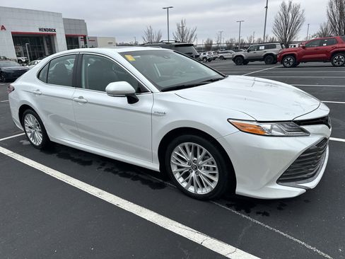 Used 2020 Toyota Camry XLE image 2
