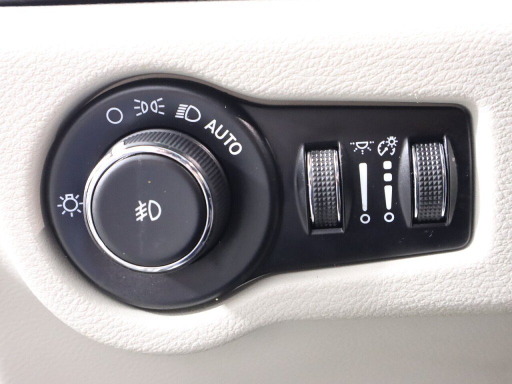 Used 2021 Chrysler Pacifica Touring-L FWD image 10