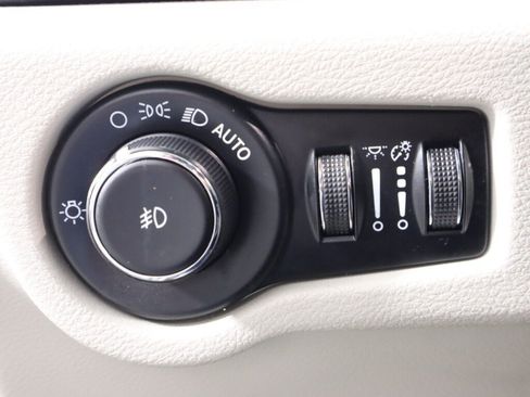 Used 2021 Chrysler Pacifica Touring-L FWD image 10