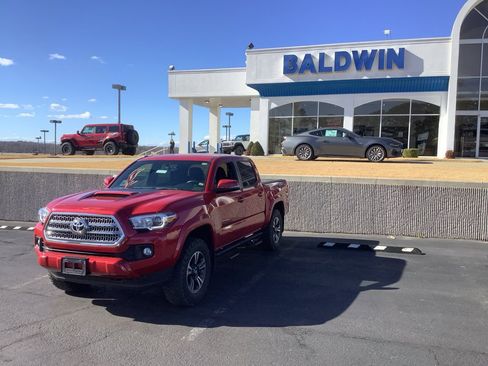 Used 2017 Toyota Tacoma TRD Sport image 3