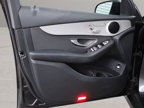 Used 2021 Mercedes-Benz GLC 300 image 9