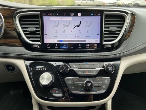 Used 2023 Chrysler Pacifica Limited FWD image 22