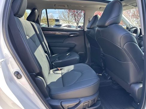 New 2026 Toyota Highlander Platinum AWD/4WD image 17