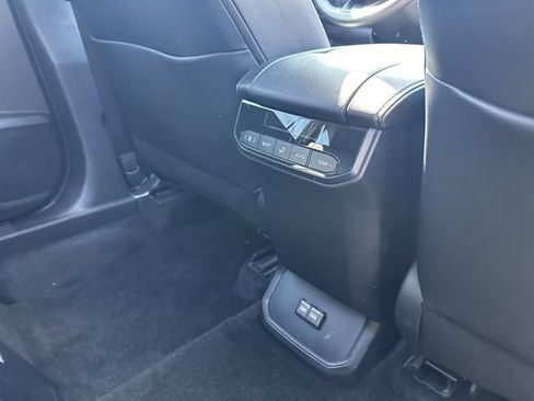 Used 2023 Toyota Highlander XLE AWD/4WD image 40