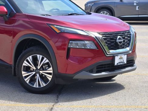 Used 2023 Nissan Rogue SV image 2