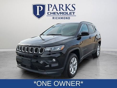 Used 2025 Jeep Compass Latitude w/ Sun & Sound Group AWD/4WD image 3