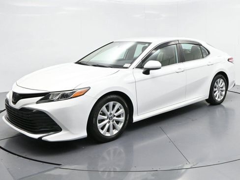 Used 2019 Toyota Camry LE FWD image 3