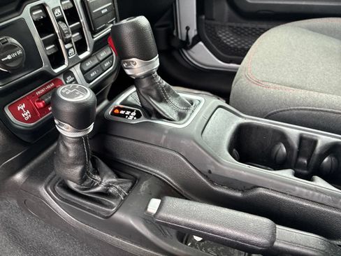 Used 2024 Jeep Wrangler Unlimited Rubicon AWD/4WD image 13