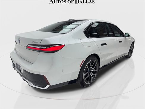 Used 2023 BMW 740i image 10