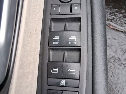 Used 2024 Chrysler Pacifica Touring-L image 10