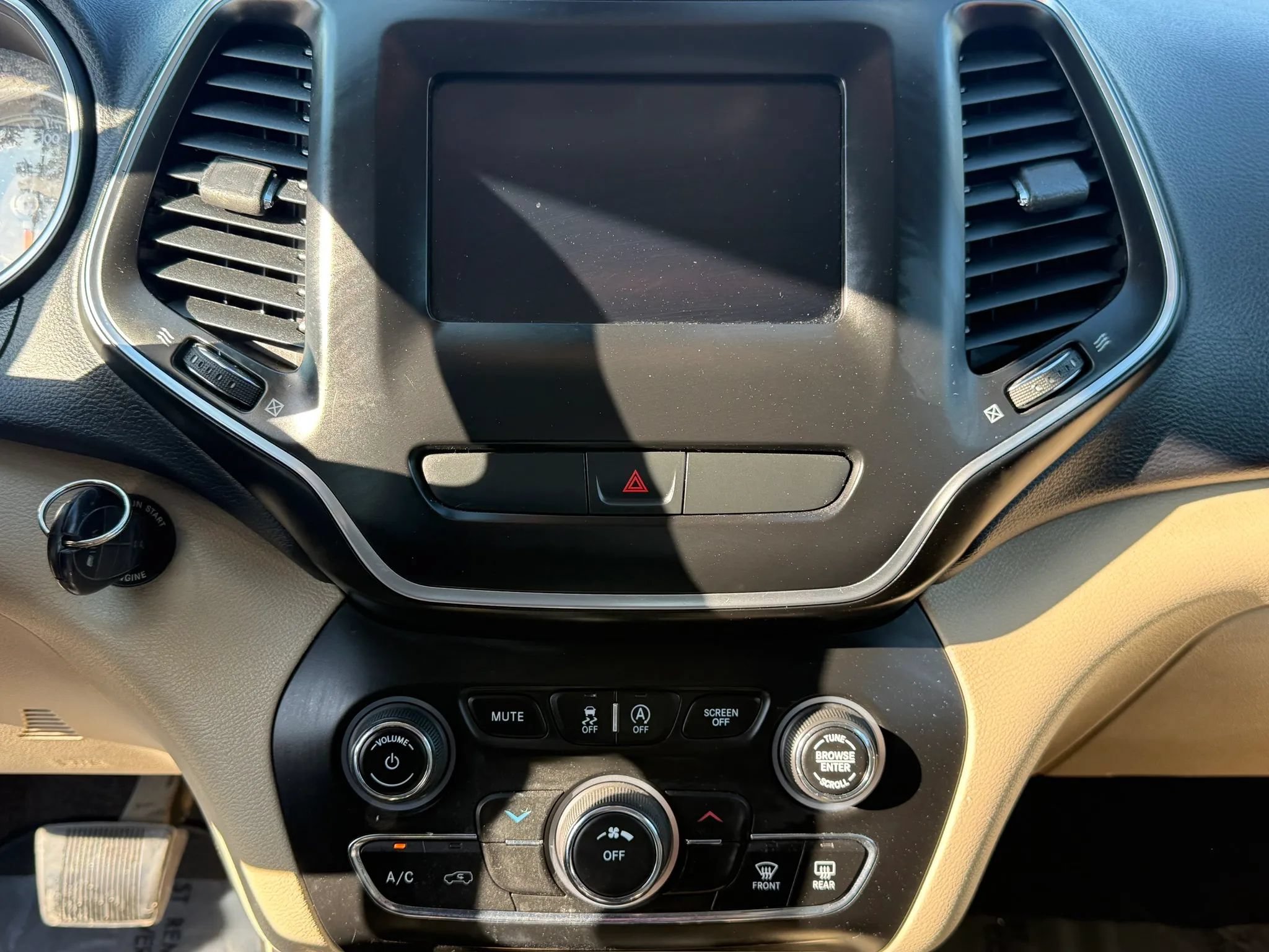 Used 2019 Jeep Cherokee Latitude w/ Popular Appearance Group FWD image 25
