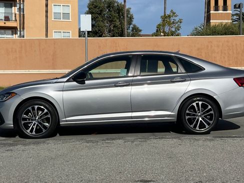 Certified 2025 Volkswagen Jetta Sport image 7