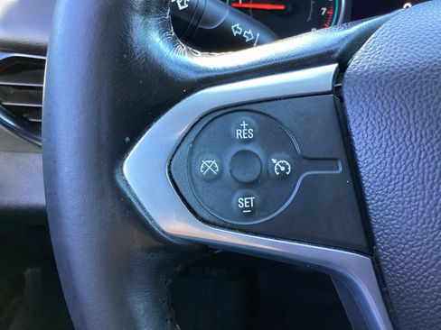 Used 2021 Chevrolet Traverse LT image 19