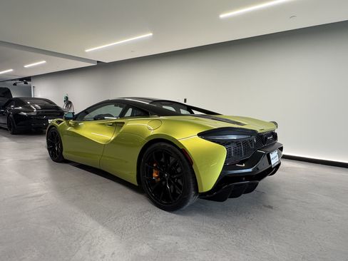 Used 2023 McLaren Artura RWD image 3