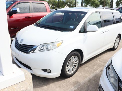 Used 2014 Toyota Sienna XLE w/ XLE Premium Package image 4