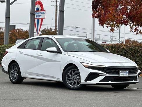 Used 2024 Hyundai Elantra SEL image 2