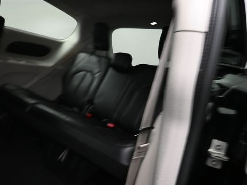 Used 2024 Chrysler Pacifica Touring-L FWD image 7