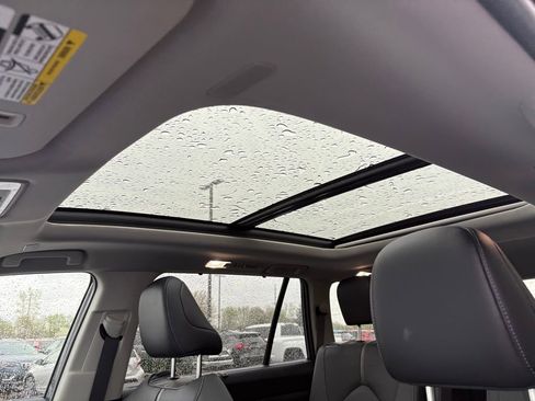Used 2024 Toyota Grand Highlander AWD image 3