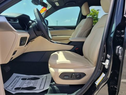 Used 2025 Jeep Grand Cherokee Limited RWD image 16