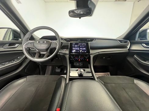 Used 2024 Jeep Grand Cherokee Altitude image 10