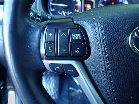 Used 2019 Toyota Highlander XLE AWD/4WD image 16