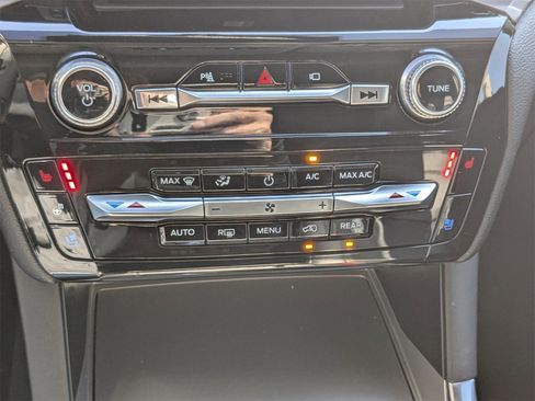 Used 2022 Ford Explorer Limited image 24