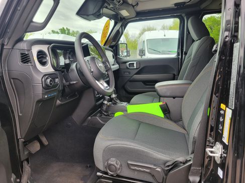 Used 2025 Jeep Wrangler Unlimited Sahara AWD/4WD image 7