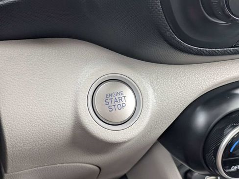 Used 2025 Hyundai Venue SEL image 32