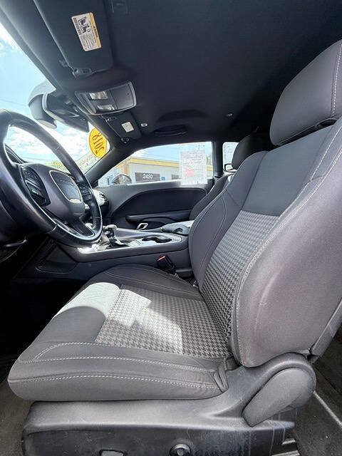 Used 2018 Dodge Challenger SXT RWD image 10