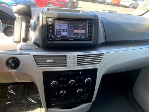 Used 2013 Volkswagen Routan SE image 13