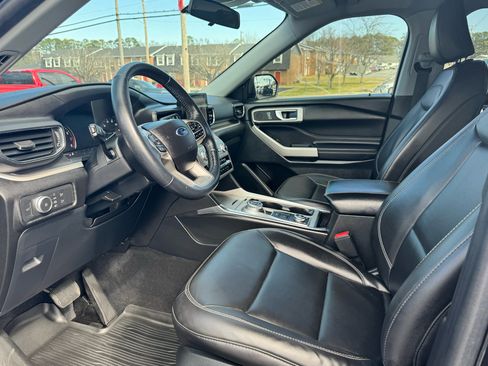 Used 2022 Ford Explorer XLT w/ Equipment Group 202A image 15