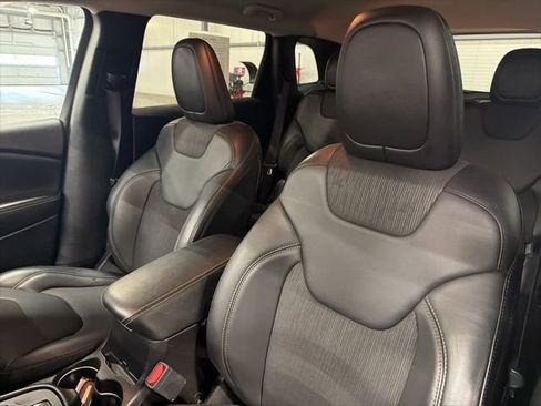 Used 2018 Jeep Cherokee Latitude Plus w/ Cold Weather Group image 9