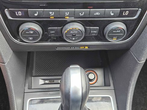 Used 2018 Volkswagen Passat 2.0T R-Line w/ R-Line Lighting Package image 19