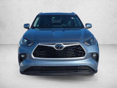 Used 2023 Toyota Highlander XLE FWD image 2