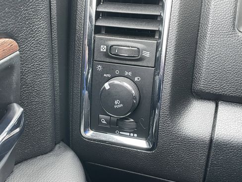 Used 2018 RAM 1500 Laramie w/ Convenience Group AWD/4WD image 15