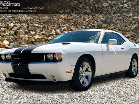 Used 2013 Dodge Challenger SXT image 1